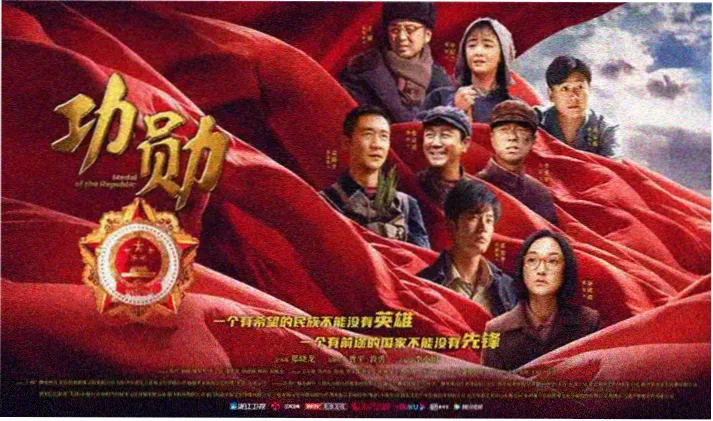 露天银幕与观众剪影叠影画面